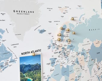 Minimalist Push Pin World Map - Personalized Pin Board -  In Blue & Beige for Adventure Tracking - Gift for Travelers - 100 Pins incl.