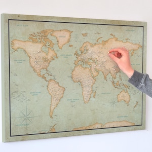 Gepersonaliseerde push-pins wereldkaart - gedetailleerd prikbord voor reizen - grote vintage wereldkaart voor het volgen van avonturen - 100 pinnen incl.