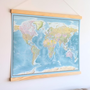 Grande carte du monde en toile - Poster de carte de voyage personnalisée + Cintres en bois - Globe politique multicolore à dérouler.