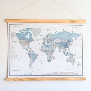 Grande carte du monde en toile - Poster de carte de voyage personnalisée + crochets en bois - Globe déroulant beige et bleu.