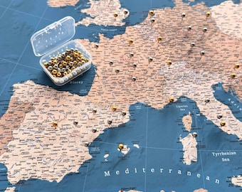 Tablero de chinchetas para viajes por Europa – Mapa personalizado en lienzo para el seguimiento de aventuras en azul y beige, incluye 100 chinchetas.