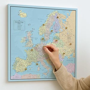 Mappa dell'Europa su tela con puntine da disegno, bacheca da viaggio dettagliata, mappa politica personalizzabile per tracciare le tue avventure, 100 puntine incl.