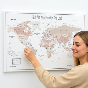 Carte du monde minimaliste avec punaises - Tableau d'affichage personnalisé - En marron et beige pour le suivi des aventures - Cadeau pour les voyageurs - 100 épingles incl.