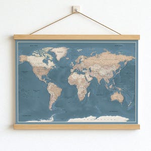 Große Weltkarte Leinwand - personalisierte Reisekarte Poster + Holzaufhänger - klassischer herunterziehbarer Globus.
