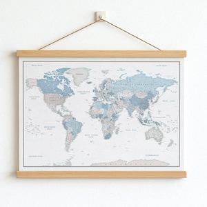 Grande mappa del mondo su tela - Poster personalizzato con mappa di viaggio + grucce in legno - Globo estraibile in beige e blu.