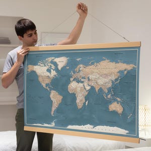 Grande carte du monde en toile - Poster de carte de voyage personnalisée + crochets en bois - Globe déroulant beige et bleu.