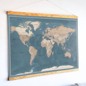 Detaillierte Weltkarte + Aufhänger aus Holz, großes individuelles Wandbild, Geschenk des/der Beschenkten.