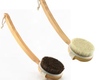 Puede incluir: Dos cepillos de espalda de madera con mangos largos y curvos y cerdas naturales. Un cepillo tiene cerdas de color claro y el otro tiene cerdas de color marrón oscuro. Cada cepillo tiene un lazo de cuerda para colgar.
