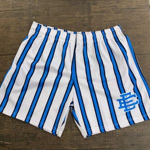 Pantalones cortos de malla blanca con rayas azules para hombre / Pantalones cortos deportivos transpirables para gimnasio / Pantalones cortos de verano para uso diario / Pantalones cortos de malla a rayas de moda para hombre