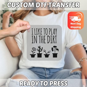 Me gusta jugar en la tierra. Humor sobre jardinería. Transferencia termoadhesiva DTF. Calcomanía para amantes de la naturaleza y las plantas. Regalo listo para planchar. imagen 5