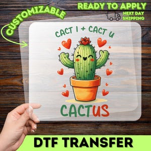 Peut inclure: Transfert DTF avec un cactus de dessin animé dans un pot en terre cuite, entouré de cœurs rouges. Le texte se lit "Cact I + Cact U Cactus" en vert et rouge. Le mot "Customizable" est dans une bannière verte.