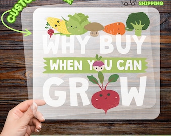 Könnte beinhalten: Eine transparente DTF-Transferfolie mit einer bunten Grafik aus Cartoon-Gemüse wie Mais, Salat, einem Pilz, einer Karotte, Brokkoli und einem Radieschen. Der Text lautet WHY BUY WHEN YOU CAN GROW, wobei der Buchstabe O ein rotes Radieschen ist.
