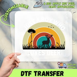 Transferencia DTF para camisetas: Diseño &quot;Just A Boy Who Loves Deer&quot;, calcomanía de caza lista para imprimir, impresión juvenil de vida silvestre al aire libre.