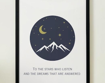 Puede incluir: Impresión artística enmarcada en negro. Presenta un círculo azul marino con una luna dorada, estrellas y picos montañosos blancos. El texto dice: "To the stars who listen and the dreams that are answered".