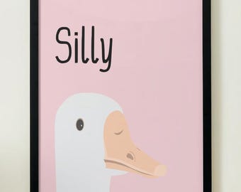 Puede incluir: Una impresión artística enmarcada con la cabeza de un ganso de dibujos animados con cuerpo blanco y pico color melocotón, sobre un fondo rosa. La palabra "Silly" está escrita en negro encima del ganso. La impresión está en un marco negro.