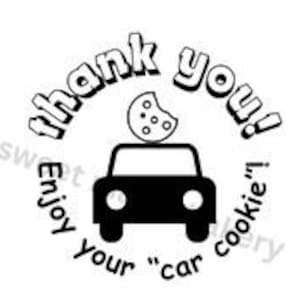Puede incluir: Ilustración en blanco y negro de un coche con una galleta encima. El texto "¡Gracias! ¡Disfruta de tu "galleta de coche"!" está escrito alrededor del coche.