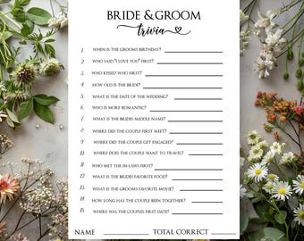 Może przedstawiać: Biała kartka do gry z napisem "BRIDE & GROOM trivia" czarnym skryptem. Karta zawiera pytania do uzupełnienia o parze, idealne do gry na przyjęciu weselnym. Ozdoby kwiatowe otaczają kartę.