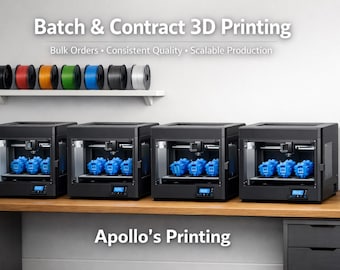 Puede incluir: Cuatro impresoras 3D negras están dispuestas sobre un escritorio de madera, cada una con objetos azules impresos. Arriba, un estante sostiene siete bobinas de filamento de colores. Texto: Batch & Contract 3D Printing, Bulk Orders, Consistent Quality, Scalable Production, Apollo's Printing.