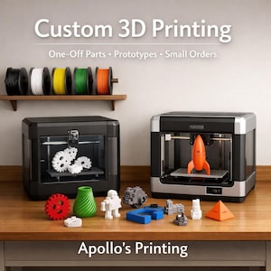 Può includere: Immagine che mostra servizi di stampa 3D personalizzati. Sono esposte due stampanti 3D, una con ingranaggi bianchi e l'altra con un razzo arancione. Vari oggetti stampati in 3D sono sul tavolo, tra cui un ingranaggio rosso, un vaso verde e un robot bianco. Il testo "Custom 3D Printing" e "Apollo's Printing" sono visibili.