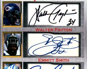 Puede incluir: Una tarjeta plateada con el título "Iconic Ink Triple Cuts" y las firmas de Walter Payton, Emmitt Smith y Barry Sanders. Las firmas están en tinta azul.