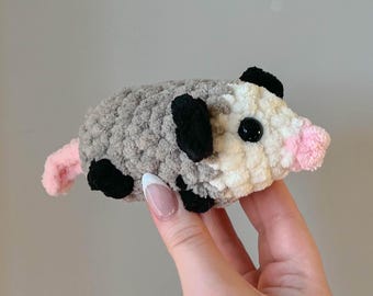 かぎ針編みのオポッサムのぬいぐるみ、手作りのぽっちゃりしたオポッサムのデスクペット