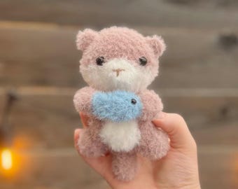 Peluche a forma di lontra fatto a mano all'uncinetto con pesce, morbido animale di peluche