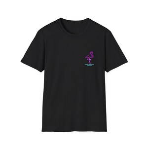Puede incluir: Camiseta negra con un contorno de flamenco rosa y el texto "Funny Medicine Podcast" en turquesa.