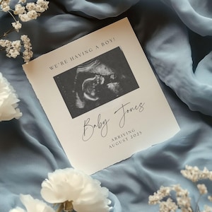 Modello di annuncio di nascita di un bambino con fiori / Annuncio di nascita minimalista / Rivelazione del sesso del bambino in blu / Modello per social media / Rivelazione della gravidanza moderna