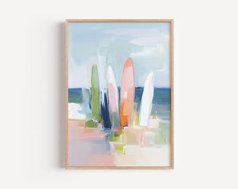 以下が含まれることがあります： ビーチに立てかけられた5本のカラフルなサーフボードを描いた抽象画。サーフボードは緑、青、ピンク、オレンジ、白の色合いで描かれている。背景はビーチと海のぼやけた描写である。