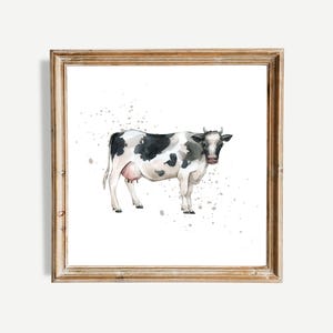 Pu&ograve; includere: Un dipinto ad acquerello di una mucca bianca e nera con macchie marroni su uno sfondo bianco. La mucca &egrave; in piedi in un campo con alcuni schizzi di vernice grigia.