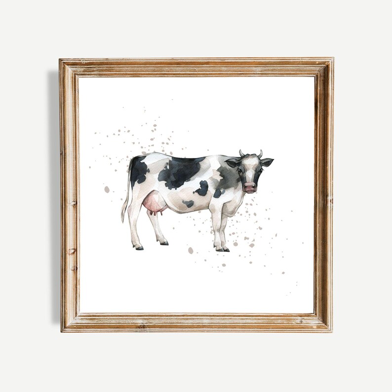 Pu&ograve; includere: Un dipinto ad acquerello di una mucca bianca e nera con macchie marroni su uno sfondo bianco. La mucca &egrave; in piedi in un campo con alcuni schizzi di vernice grigia.
