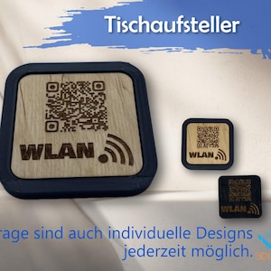 Könnte beinhalten: WLAN-Tischaufsteller aus Holz mit dunkelblauem Rand. Der Aufsteller zeigt einen QR-Code und das Wort "WLAN" mit einem Wi-Fi-Symbol. Das Bild zeigt auch zwei kleinere Versionen des Aufstellers. Der Text "Tischaufsteller" steht oben.