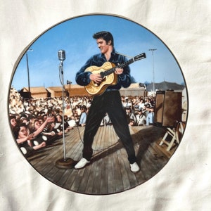 Vintage Collector Plate ELVIS PRESLEY Back in Tupelo, 1956 by Bruce Emmett Elvis In Performance collection 1991 fourth issue Plate No 7008C