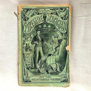 Może przedstawiać: Okładka starej książki zatytułowanej "The Fireside Magician" z ilustracją magika wykonującego sztuczki dla grupy dzieci. Książka została wydana przez Dick & Fitzgerald Publishers w Nowym Jorku.