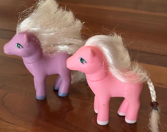 Set vintage di 2 pony giocattolo da 3 1/2" - Mini figure di cavalli rosa, viola e bianchi