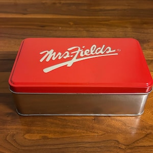 Lata metálica roja vintage para galletas de Mrs. Fields – Caja de almacenamiento de cocina (7,5" x 4,5" x 2,75")