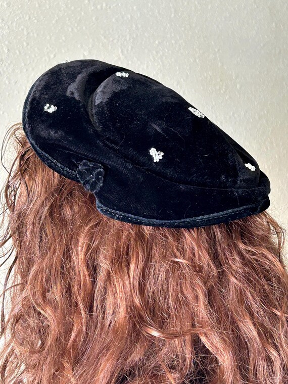 Vintage Black Velvet Beret – Faux Pearl Beaded Flowers  display picture 1
