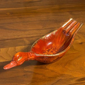 Vintage California Pottery Duck Aschenbecher Trinket Dish 9 1/2 "- Red Drip Glaze 1960er Jahre