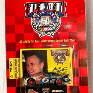 Odlewany samochód zabytkowy MARK MARTIN #6 Racing Champions 50th Anniversary NASCAR 1948-1998 replika w skali 1/64, w tym karta kolekcjonerska i podstawka