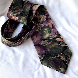 Generra NECKTIE Polyester Beautiful Pattern Very Nice and in GREAT CONDITION