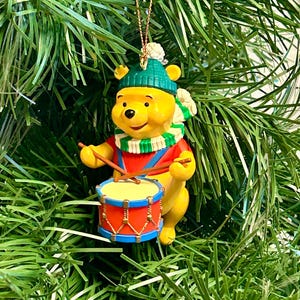 décoration de Noël vintage DISNEY WINNIE l&#39;ourson 3 1/4&quot; x 1 3/4&quot; décoration d&#39;arbre de vacances personnage caca ours en très bon état