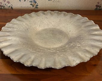 Piatto da portata decorativo vintage in alluminio, 34 cm - Bordo smerlato con motivo floreale