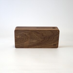 Personalized engraving option on the back of the solid walnut desk clock – a thoughtful gift for birthdays, anniversaries, or housewarmings.