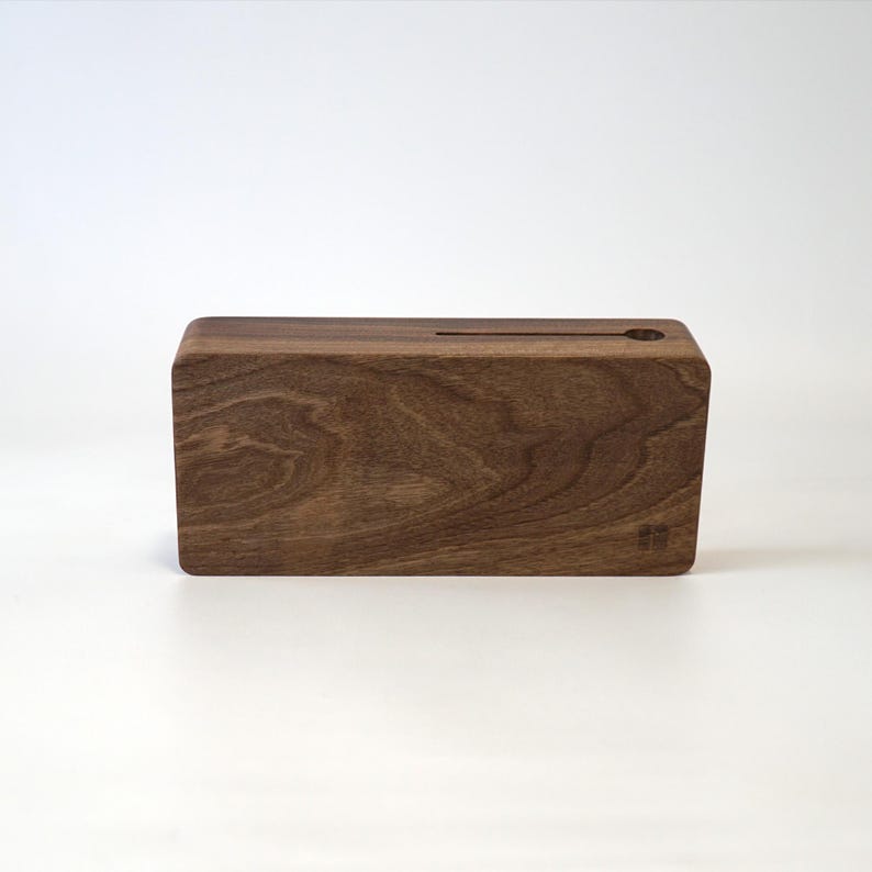 Personalized engraving option on the back of the solid walnut desk clock – a thoughtful gift for birthdays, anniversaries, or housewarmings.