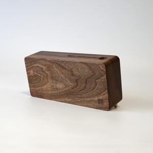 Hidden battery compartment on the bottom of the solid walnut desk clock – easy and hassle-free battery replacement.
