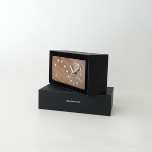 Elegant gift packaging options for the solid walnut desk clock – available in black/blue, black/pink, or black/green for a special touch.