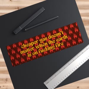 Klimatförändringsbildekal: Jorden brinner, vattentät vinyl STICKER 11" x 3"