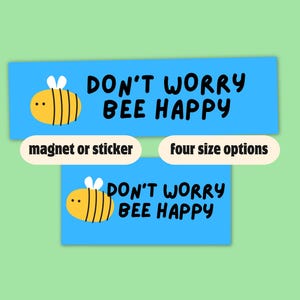 Può includere: Magneti o adesivo blu e giallo con un'ape di cartone animato e il testo "DON'T WORRY BEE HAPPY".
