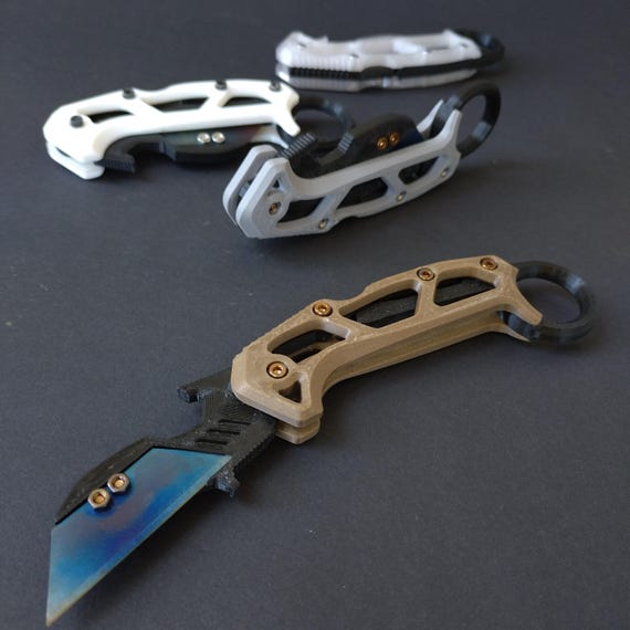 Foldable Karambit-style utility knife for 3D printing.