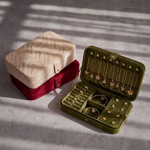 Velvet Travel Jewelry Box Organizer – Retro Necklace Ring Holder Case • Large Jewelry Storage